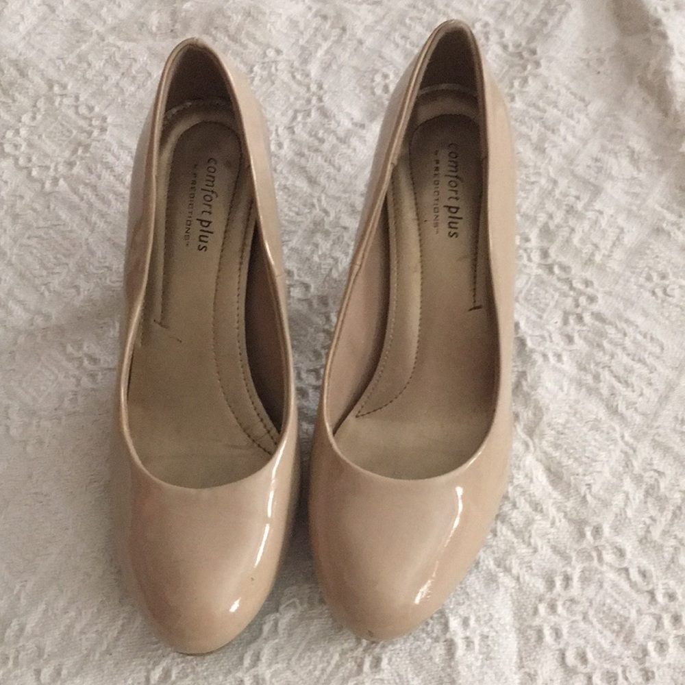 ✨Size 8 comfort plus nude heels!✨